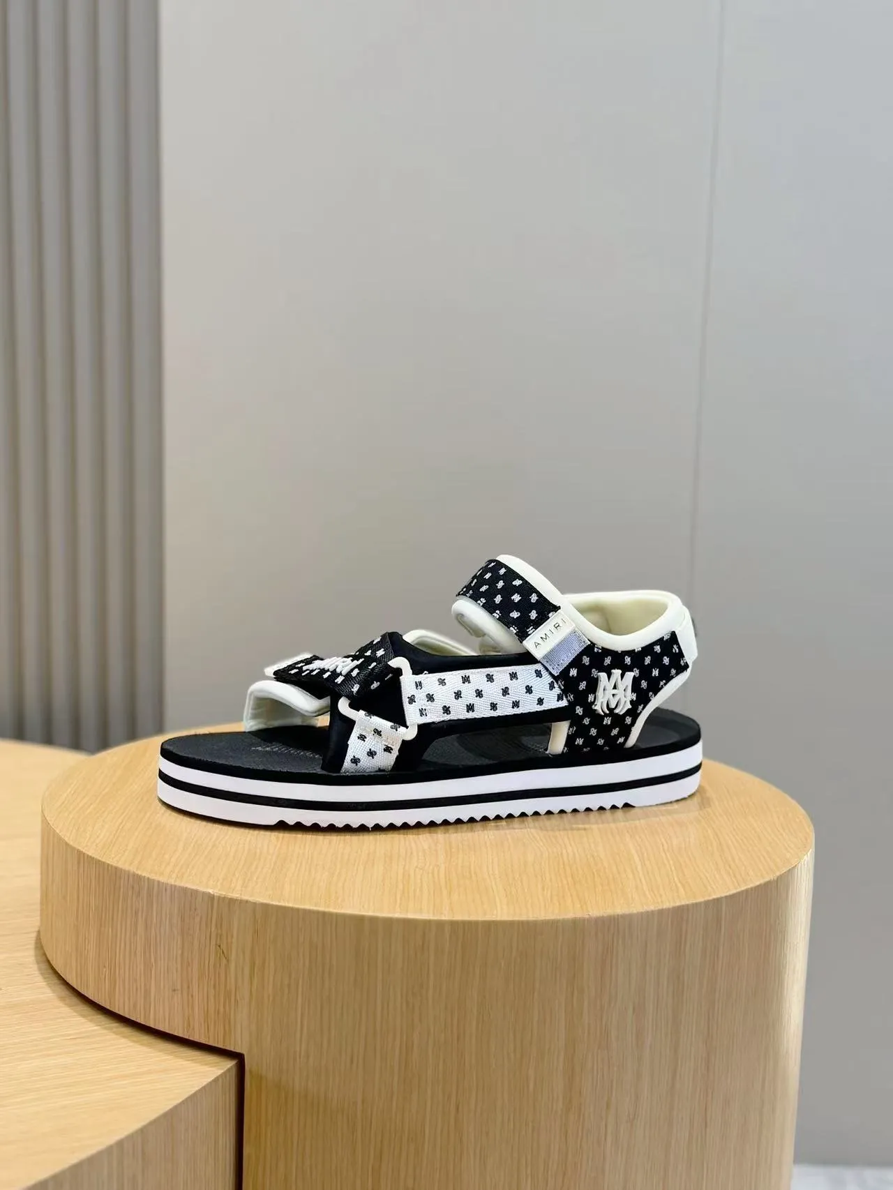 [AMIRI*AMIRI] P:500💰 Size: 39-45 Official website new original version 1:1 AMIRI*AMIRI classic men's sandals, high-end boutique, original material, TPU foam bottom, fine workmanship, casual, loose and comfortable, a must-have in summer.